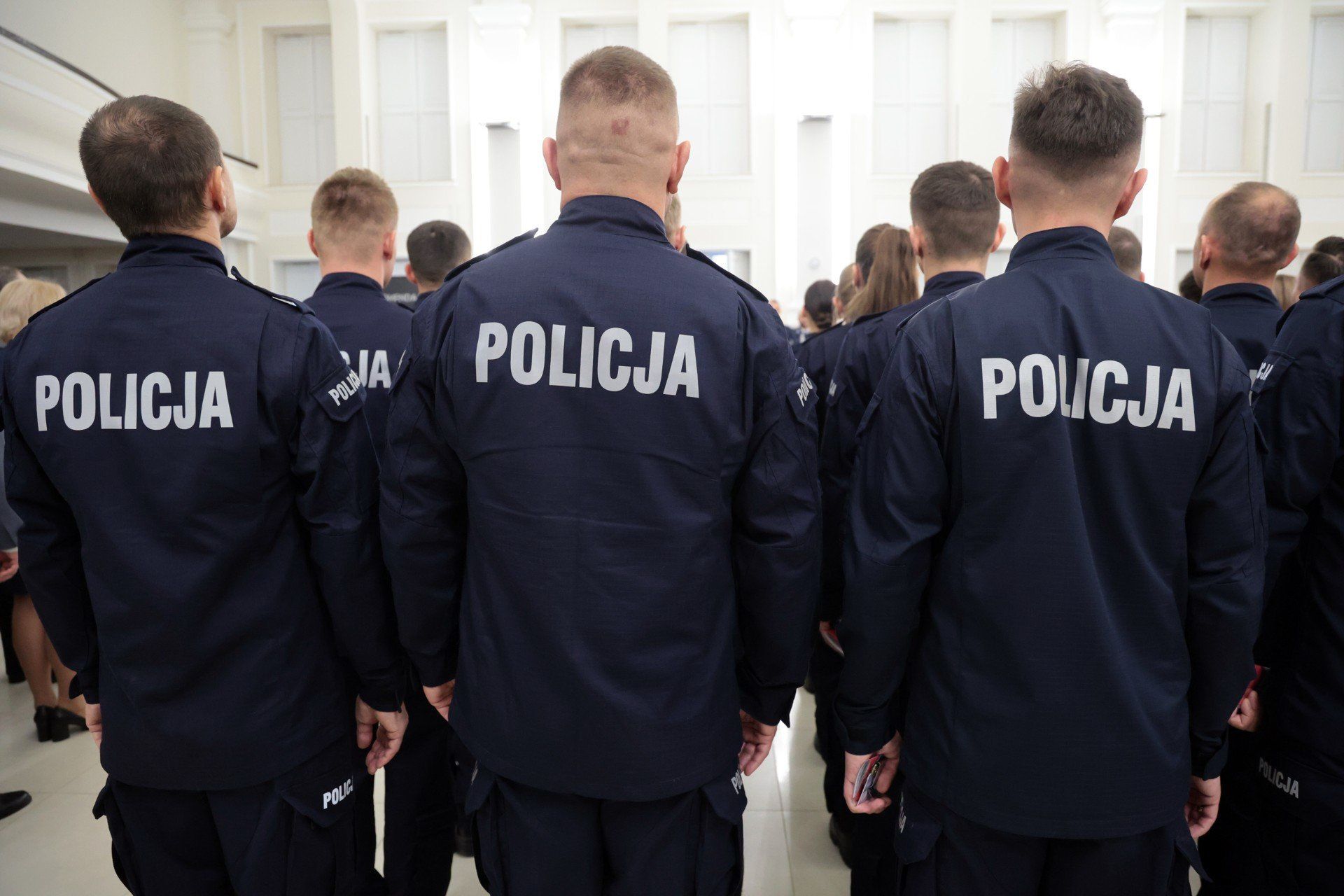 Zarobki w policji 2025: dodatek służbowy referent, detektyw i specjalista