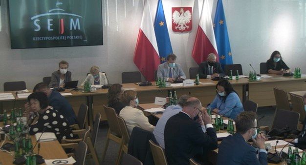 Sejmowa komisja przyjęła projekt „Lex TVN”. „Rozwiązania z Rosji”