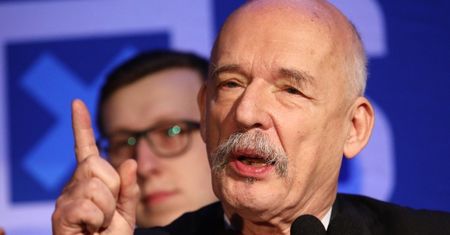 Janusz Korwin-Mikke odpływa: "Jeżeli obywatel ma ochotę ZAĆPAĆ się na śmierć, to ma do tego prawo"