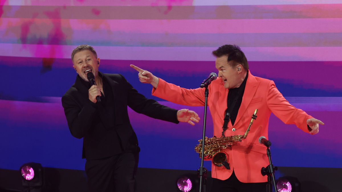 Opole, 13.06.2025. Andrzej Piaseczny & Robert Chojnacki podczas koncertu "Premiery" w drugim dniu 62. Krajowego Festiwalu Polskiej Piosenki w Opolu, 13 bm. (amb) PAP/Krzysztof Świderski