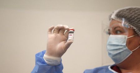 Szczepionki AstraZeneca. 1,24 mln już w Polsce. Rząd czeka na decyzję EMA i milczy o kosztach zakupu