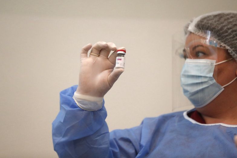 Szczepionki AstraZeneca. 1,24 mln już w Polsce. Rząd czeka na decyzję EMA i milczy o kosztach zakupu