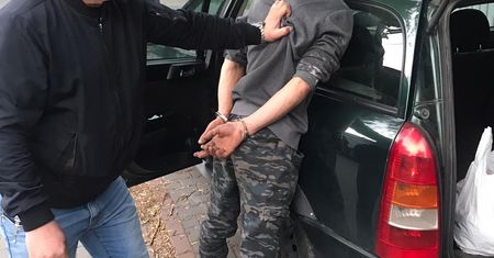 Warszawa. Złodziej torebek zatrzymany. Przed policją uciekał w krzaki