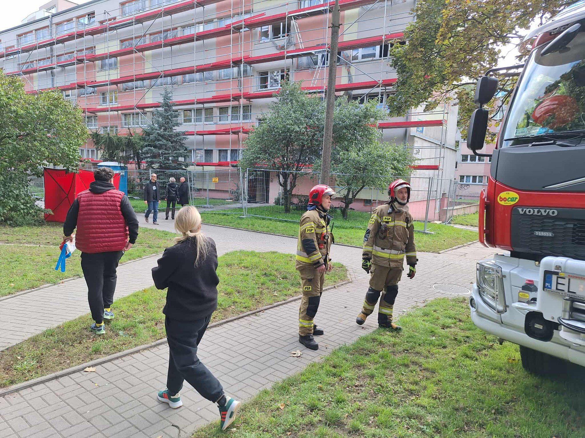 Strażacy wchodzili do płonącego lokalu po rusztowaniu...