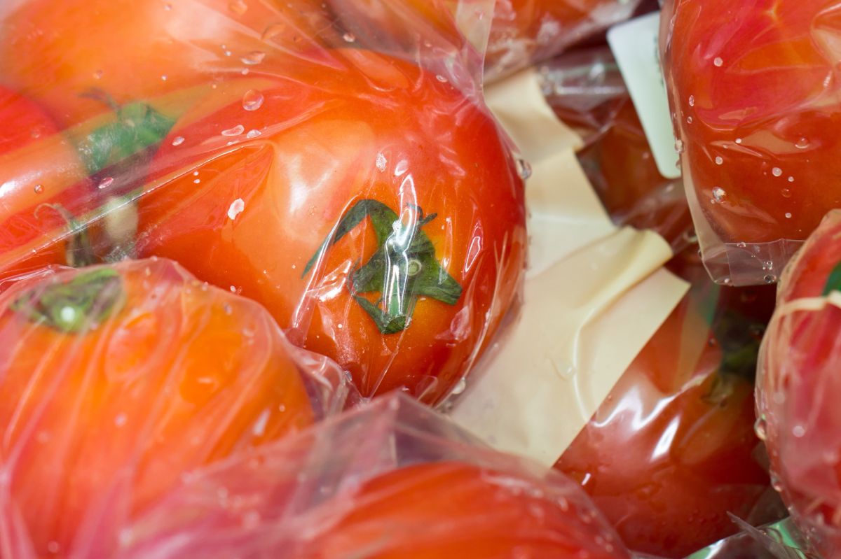 Pomidory kupione zimą są wodniste i bez smaku? Na pewno popełniasz jeden błąd