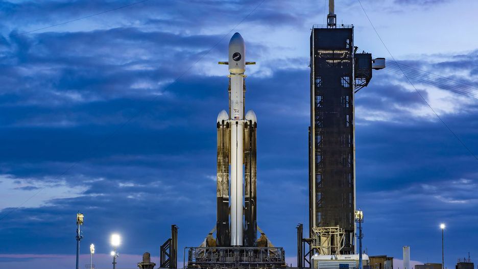 Rakieta SpaceX Falcon Heavy przenosząca samolot kosmiczny X-37B Sił Kosmicznych USA