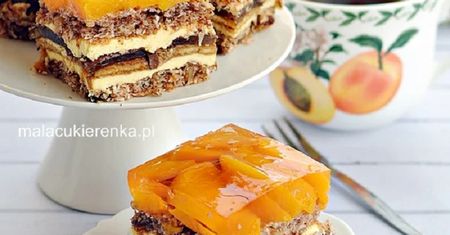 Świąteczne ciasto z delicjami, bakaliami i brzoskwiniami