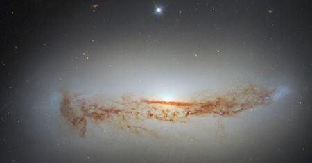 Teleskop Hubble’a zarejestrował supermasywną czarną dziurę w środku galaktyki