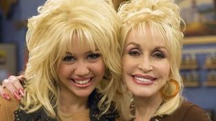 Dolly Parton nie żyje. Była matką chrzestną Miley Cyrus. Razem śpiewały "Jolene"