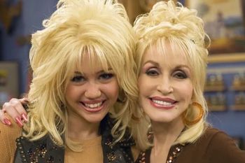 Dolly Parton nie żyje. Była matką chrzestną Miley Cyrus. Razem śpiewały "Jolene"