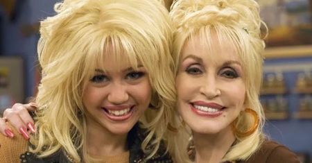 Dolly Parton nie żyje. Była matką chrzestną Miley Cyrus. Razem śpiewały "Jolene"