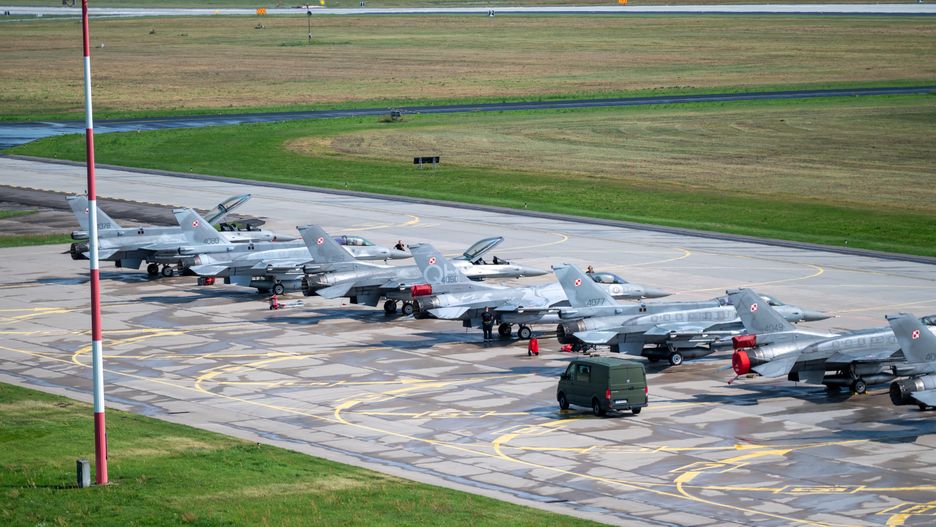 trening
Grzegorz Micha�owski
32 Baza Lotnictwa Taktycznego, Aviation Detachment Rotation, baza, �wiczenia, F-16, pilot piloci, poligon, trening, wojsko, wojskowa, wojskowy