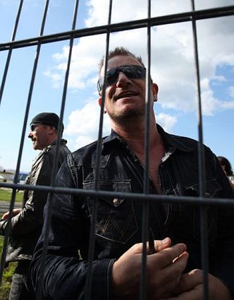 Bono wita się z polskimi fanami