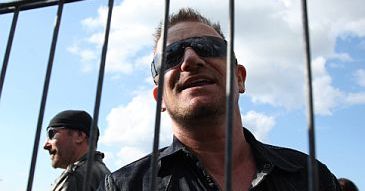 Bono wita się z polskimi fanami
