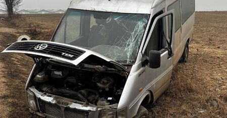 Niedostosowanie prędkości przyczyną dachowania busa. Dwie osoby trafiły do szpitala