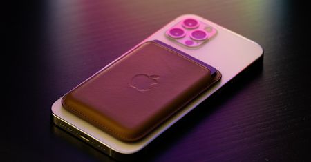 Co ma iPhone, czego nie ma Samsung? Na pewno nie MagSafe