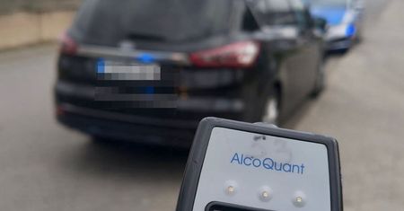 Gdańsk: Świadkowie próbowali zatrzymać pijanego kierowcę, który przyjechał na stację z dzieckiem. Uciekając, uderzył w bankomat