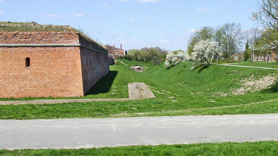 zamoyski, jan, twierdza, forteca, miasto, mury, kazamaty, bastion, nadszaniec, otwory, strzelnicze, mur, ceglany, fosa, architektura, obronna, obrona, remont, odbudowa, renesans, odrodzenie, niezdobyte, umocnienia, przedpole, fasada