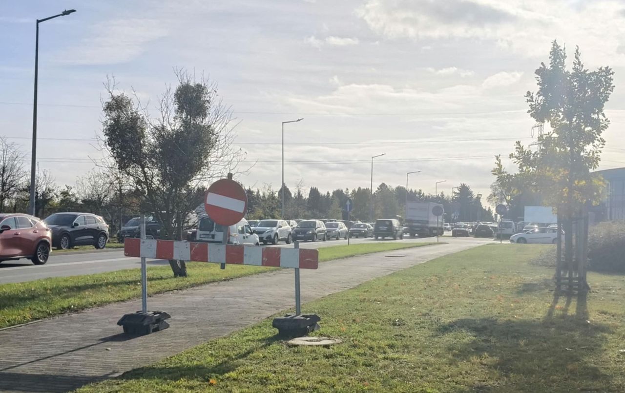 Gorzów: Mieszkańcy ruszyli na cmentarz. Zakorkowana ul. Żwirowa