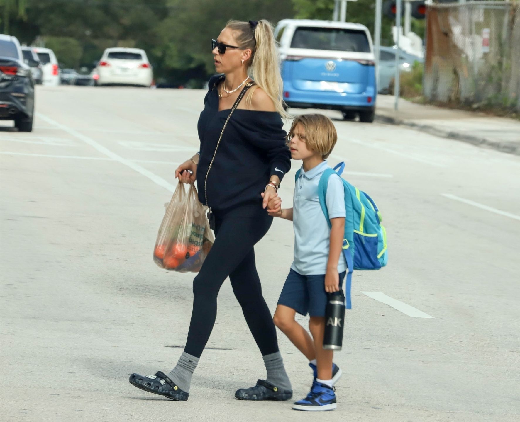 Ciężarna Anna Kournikova z synem wraca z zakupów