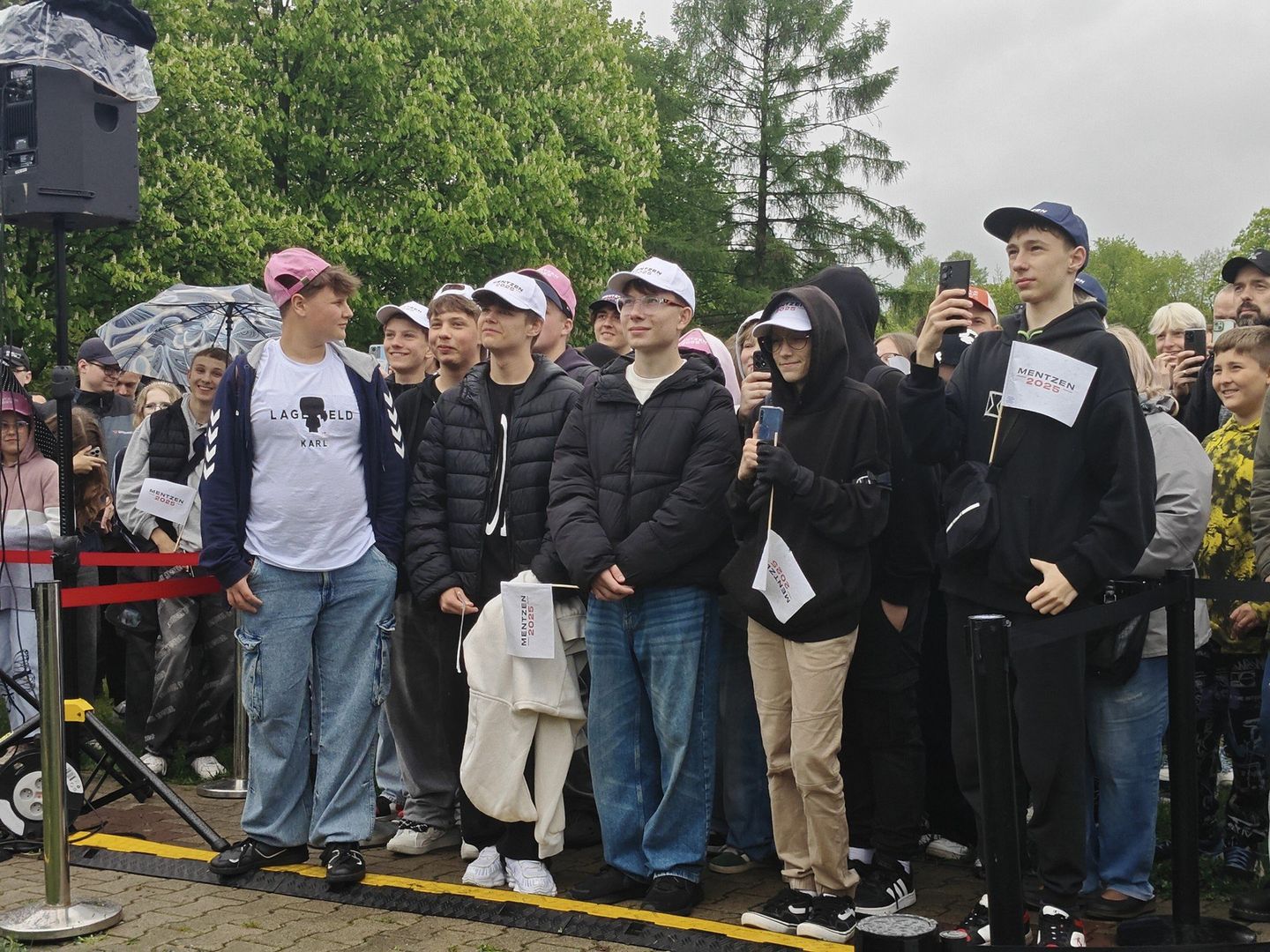 Sławomir Mentzen w Będzinie! Mimo brzydkiej pogody kandydat Konfederacji przyciągnął tłumy zwolenników do Parku Syberka. Zobacz zdjęcia 