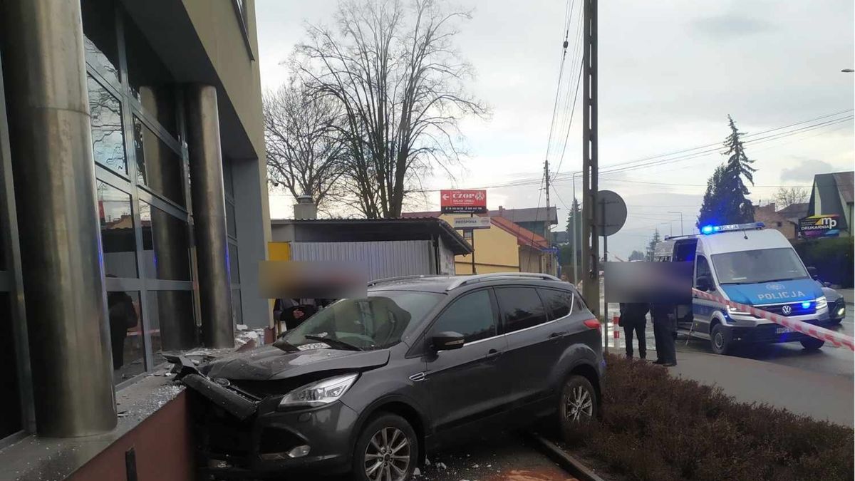 Kierowca wjechał w budynek ZUS-u
