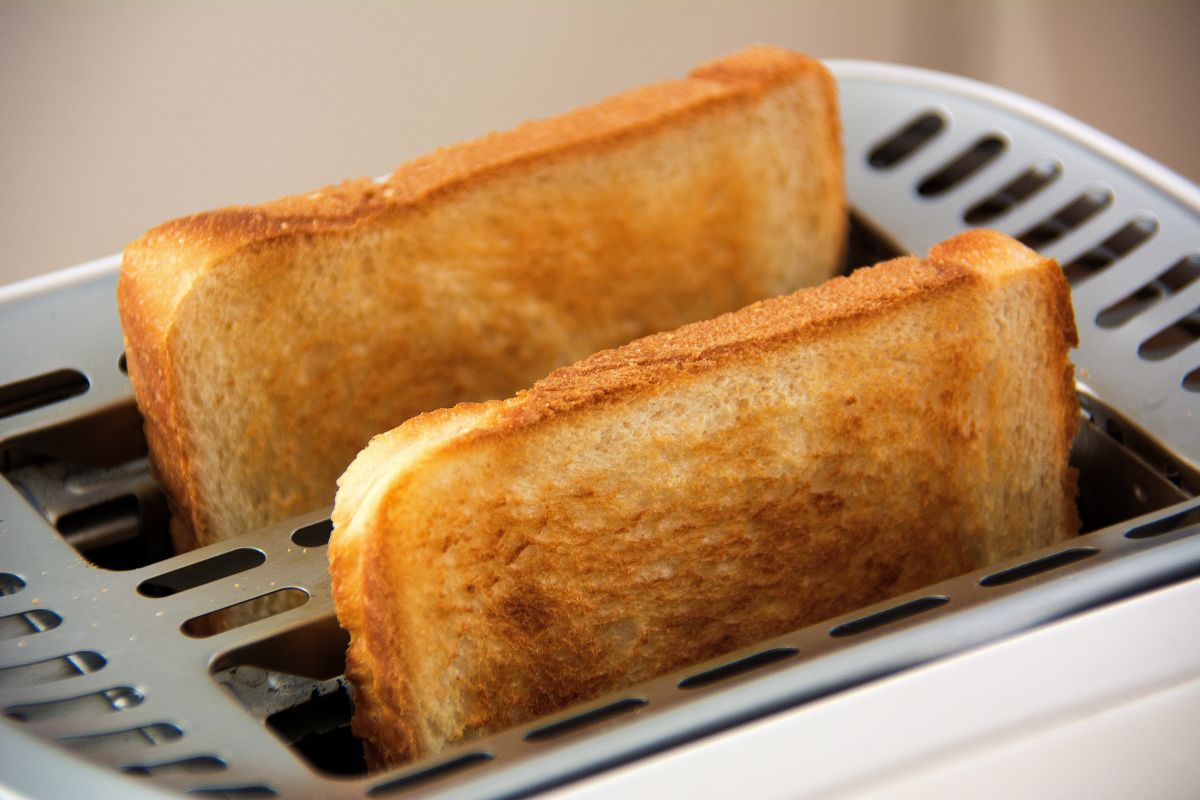 Toast bread is not a favorite product of either dietitians or doctors.