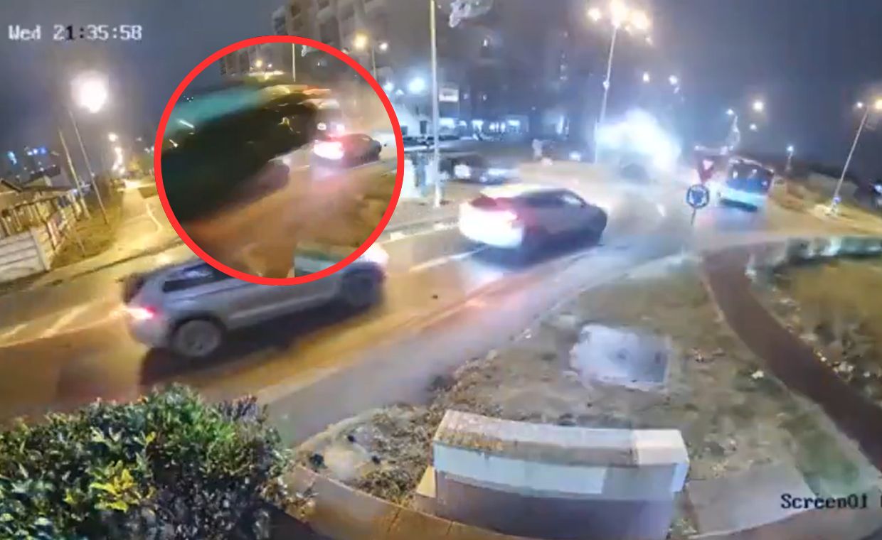 Samochód przeleciał nad rondem. Wypadek zarejestrowały kamery