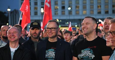 Duda śpiewał z Nawrockim. Włożyli identyczne koszulki