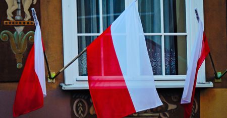 Majówka 2024. Jak poprawnie wywiesić flagę RP?