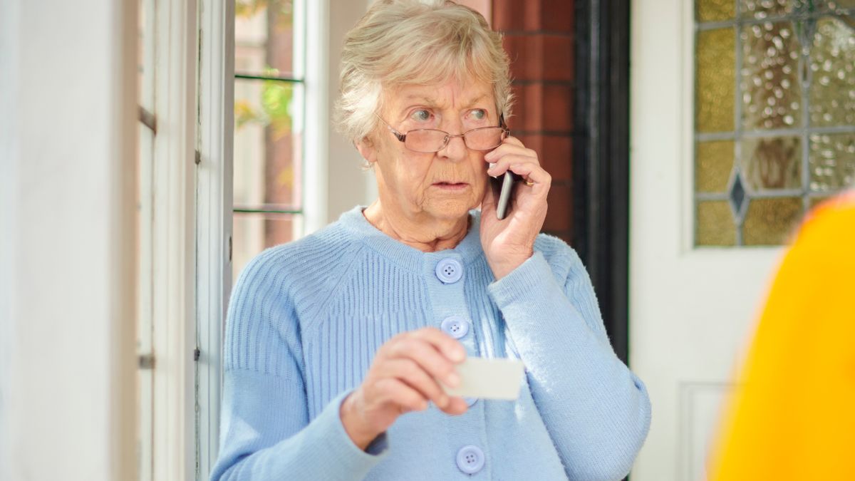 Zmartwiona i podejrzliwa kobieta wykonuje telefon