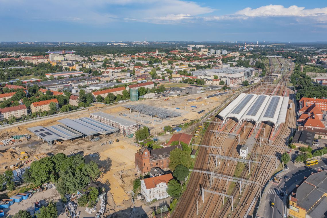 Śląskie. Na drugim segmencie zadaszenia centrum przesiadkowego w Gliwicach trwają m.in. prace związane z pokryciem dachowym.