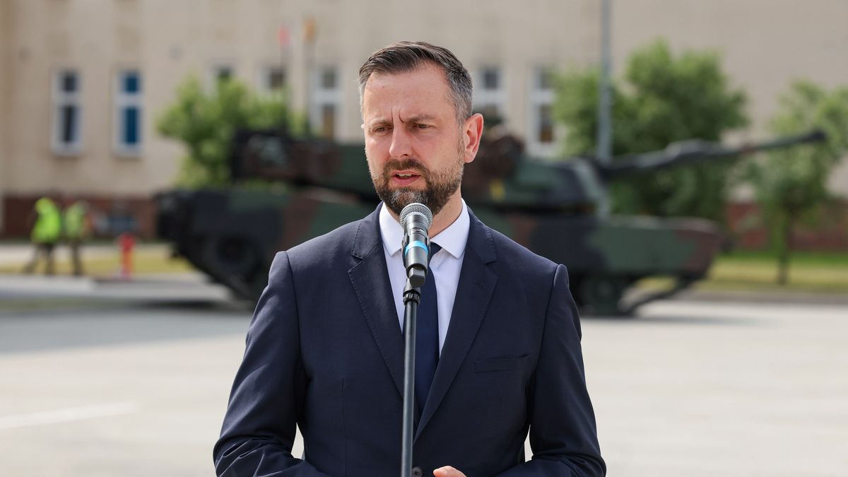 Warszawa, 06.06.2025. Wicepremier, minister obrony narodowej Władysław Kosiniak-Kamysz podczas uroczystości upamiętniającej I rocznicę śmierci sierż. Mateusza Sitka, 6 bm. na terenie 1. Warszawskiej Brygady Pancernej w Warszawie-Wesołej. Żołnierz Mateusz Sitek został ciężko ranny rok temu w okolicach wsi Dubicze Cerkiewne na granicy polsko-białoruskiej, zmarł kilka dni później w szpitalu. Sprawcą była osoba, która próbowała nielegalnie przedostać się do Polski. (jm) PAP/Paweł Supernak