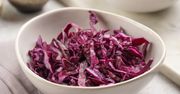 Surówka z czerwonej kapusty, której nie musisz parzyć. Prosta i wyjątkowo pyszna
