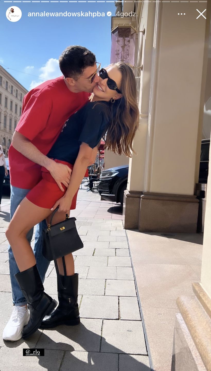 Całuśni Robert i Anna Lewandowscy obejmują się, pozując do instagramowych fotek