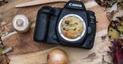 Canon EOS 5D Mark IV posłużył mu za foremkę do babeczki. Dlaczego fotograf wsadził aparat do piekarnika?