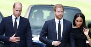 Książę William z Kate i Harry z Meghan Markle RAZEM podziwiają kwiaty złożone przed Zamkiem w Windsorze (ZDJĘCIA)