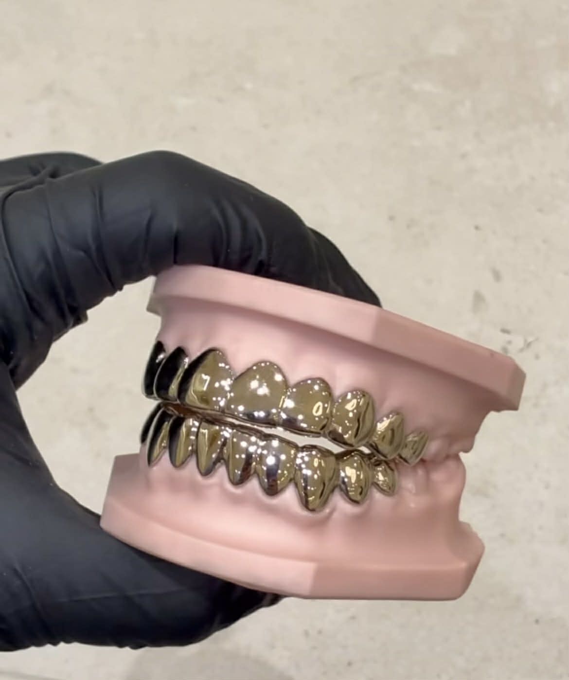 Złote nakładki North West