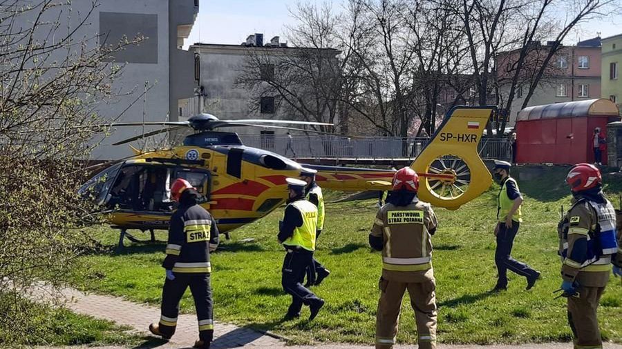Śląskie. Na miejscu wypadku w Piekarach Śląskich lądował śmigłowiec LPR-u, który zabrał dziecko do szpitala.