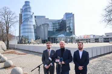 Konfederacja postuluje o likwidacj? TVP Info
Fot. Wojciech Olkusnik/East News, 16.03.2026. Warszawa. Konferencja prasowa politykow Konfederacji pt. "TVP info do likwidacji!", przed siedziba TVP przy Woronicza.
N/z: Wojciech Machulski , Witold Tumanowicz, Krzysztof Rzonca
Wojciech Olkusnik