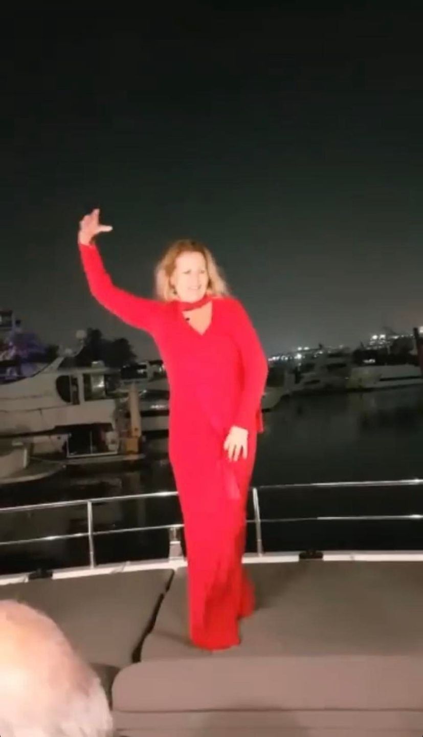 Grażyna Szapołowska tańcuje boso na jachcie w Dubaju