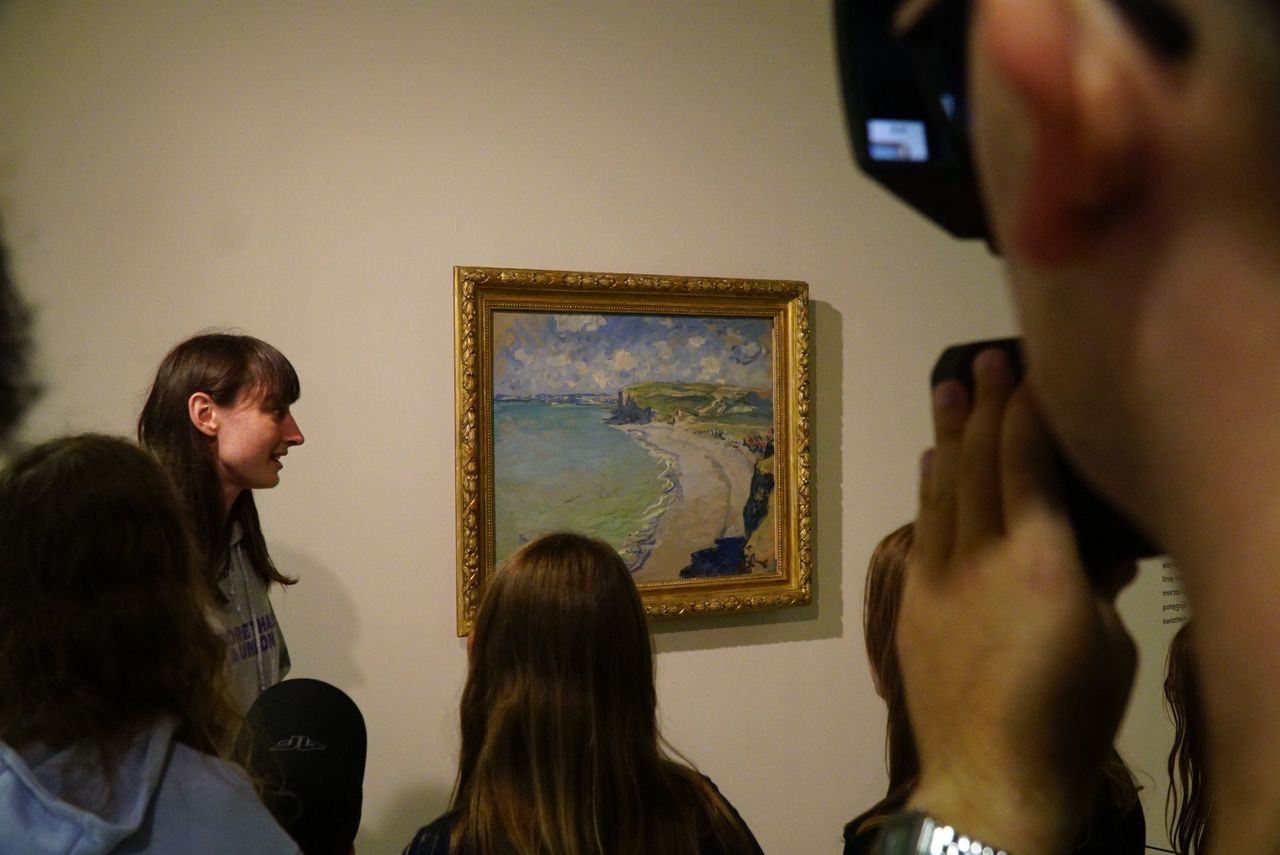 Poznań: "Plaża w Pourville" wraca po wielu miesiącach na ścianę Muzeum Narodowego. Skrywa w sobie dwie tajemnice. Jakie?