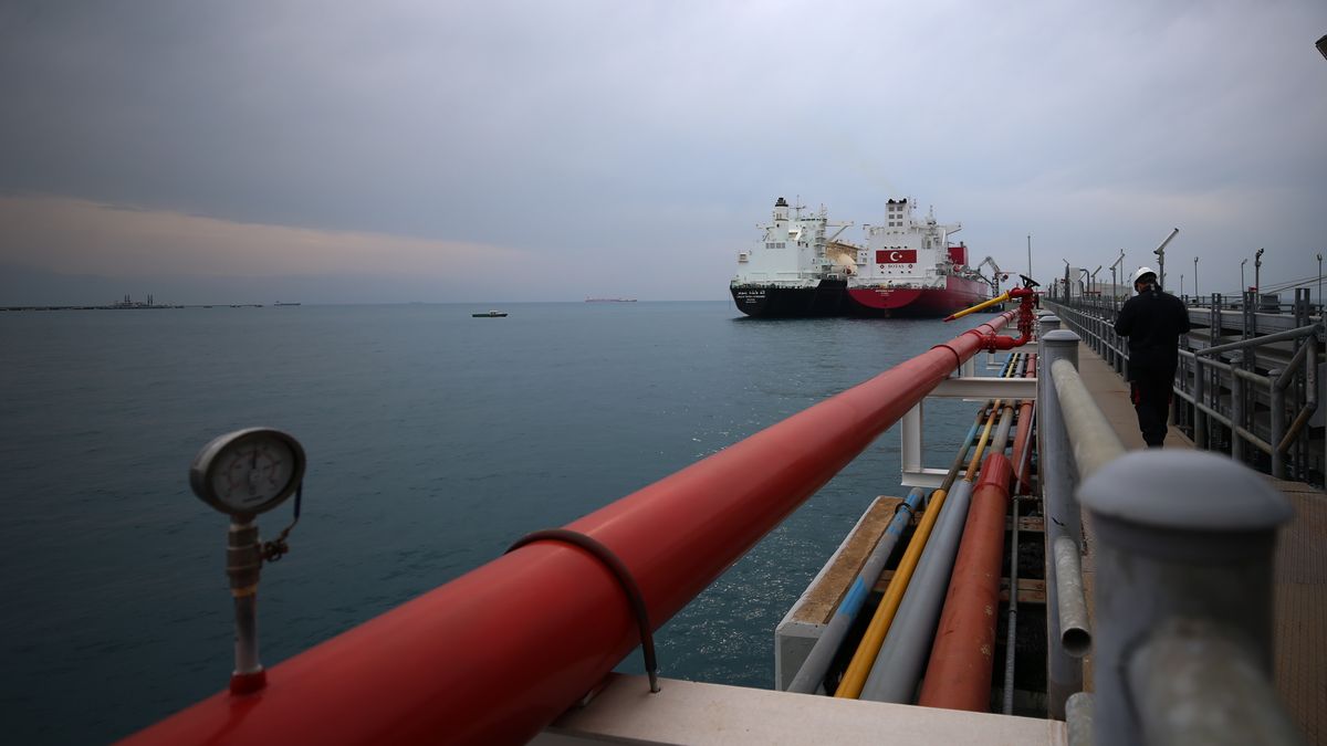 HATAY, TURKIYE - JANUARY 31:  LNG transfer of the ship from Algeria to Ertugrul Gazi,  Turkey's first floating LNG storage and gasification vessel (FSRU)  is being carried out at BOTAS Dortyol FSRU Terminal in Hatay, Turkiye on January 31, 2022. (Photo by Burak Milli/Anadolu Agency via Getty Images)