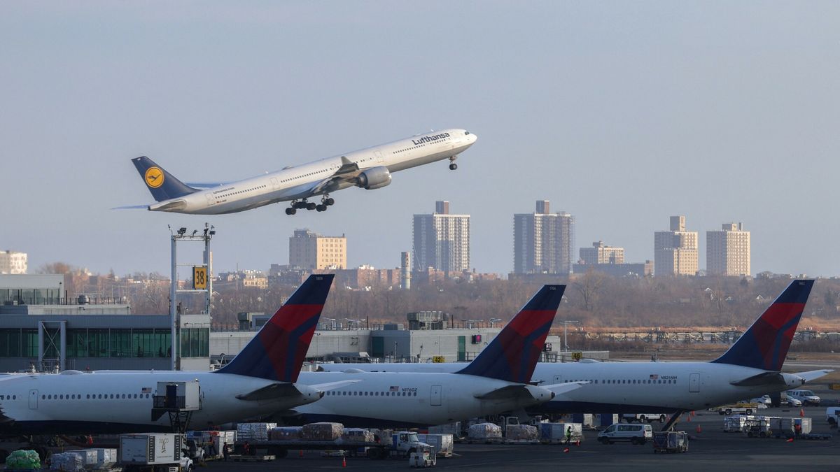 Kilka linii lotniczych zawiesiło rejsy do Iranu.
