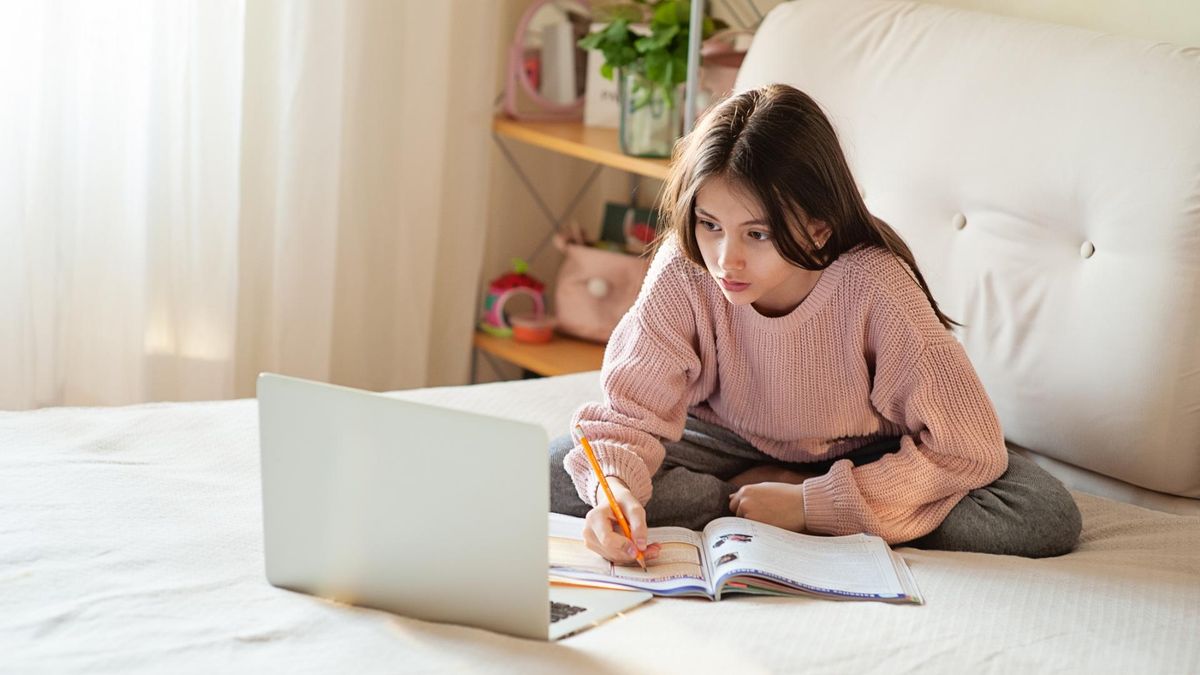Nauczanie hybrydowe. Na czym polega, kogo obowiązuje, jakie są zasady nauczania hybrydowego?