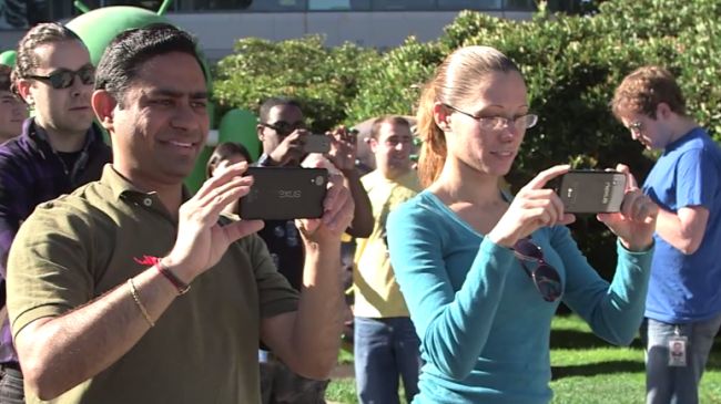 Tajemniczy smartfon na klipie promującym Androida 4.4 KitKat. Czy to Nexus 5? 1