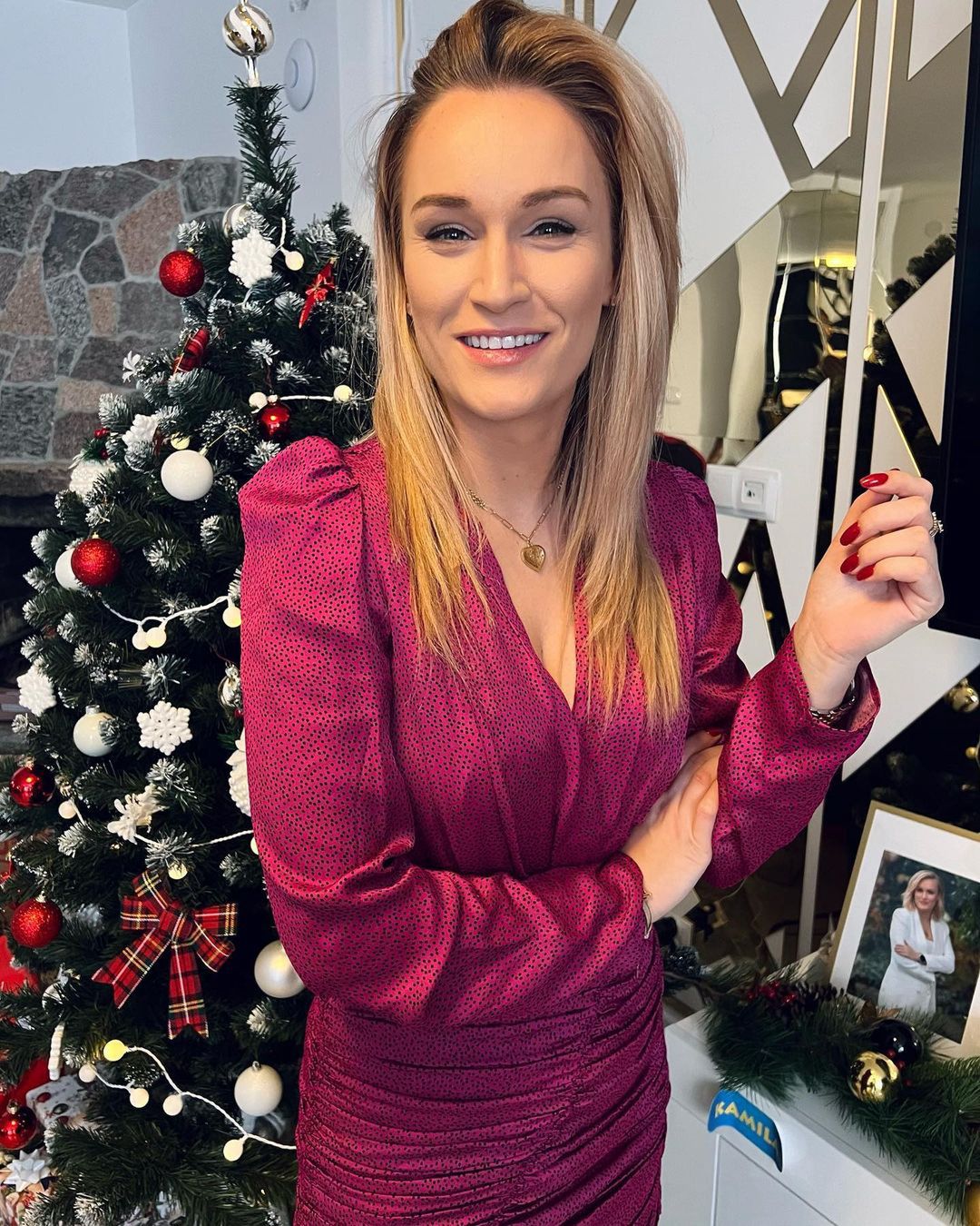 Kamila z "Rolnika" otwiera sezon weselny w czerwonym komplecie. Fani martwią się, że przyćmiła pannę młodą... 