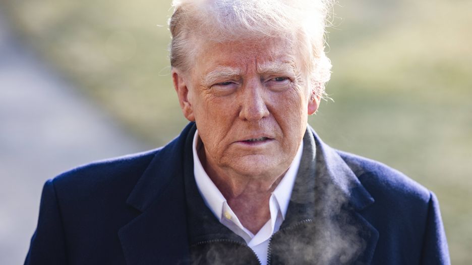 President Trump departs White House for disaster tours in North Carolina and California
epa11849807 US President Donald Trump speaks to reporters as he departs the White House for North Carolina, where he is expected to tour hurricane damage, followed by a visit to tour fire damage in Los Angeles, in Washington, DC, USA, 24 January 2025. Trump spoke about the upcoming Congressional vote on his nominee for Department of Defense Hegseth.  EPA/JIM LO SCALZO 
Dostawca: PAP/EPA.
JIM LO SCALZO
head, leader