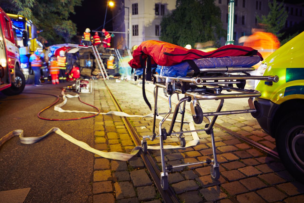 Świdnica. Pacjent wypadł z karetki i zginął pod kołami busa. Lekarz i pielęgniarka z zarzutami