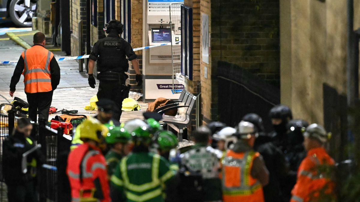 Wlk. Brytania: atak nożownika w pociągu. Nowe informacje. Na zdjęciu służby na stacji w Huntingdon